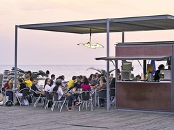 SC世界语言咖啡巴塞罗那学校-沙滩边的咖啡店