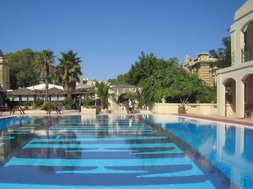 SC世界语言咖啡马耳他英语培训机构-学校游泳池